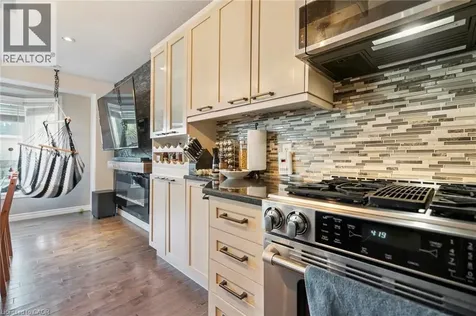 27 Pettit Street Stoney Creek ON L8E 5V7