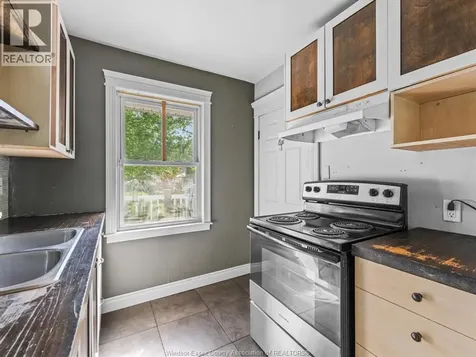 962 Merritt Windsor ON N9B 3C5