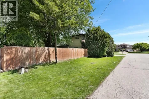 382 Barry Tecumseh ON N8N 2G3