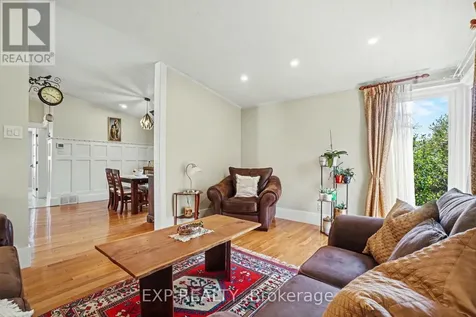 1104 Chateau Crescent Ottawa ON K1C 2E1