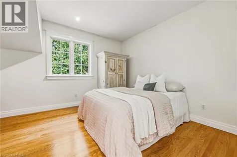 7 Colonial Crescent Oakville ON L6J 4K8