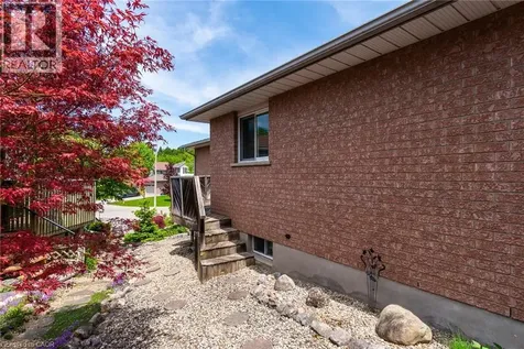 82 Old Huron Court Kitchener ON N2L 1L7
