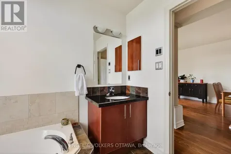 711 Churchill Avenue Ottawa ON K1Z 7J9