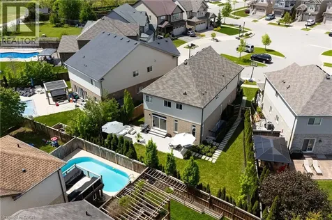 916 Steepleridge Court Kitchener ON N2P 0B4