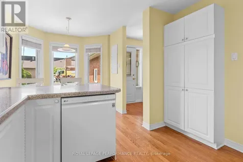 7 Roseglen Private Ottawa ON K1H 1B5