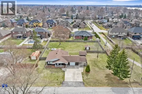 180 Elsworth Lasalle ON N9J 1E5
