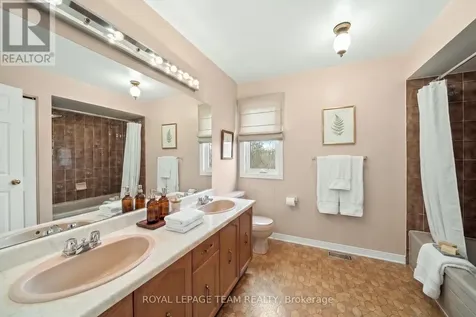 28 Parmalea Crescent Ottawa ON K2E 7J2