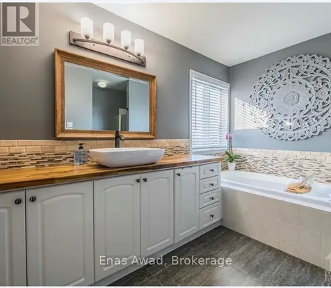 19 Farmfield Crescent Ottawa ON K2M 2S9