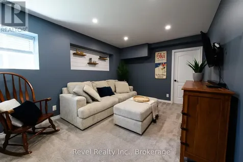 37 Marilyn Avenue North Wasaga Beach ON L9Z 2Y5