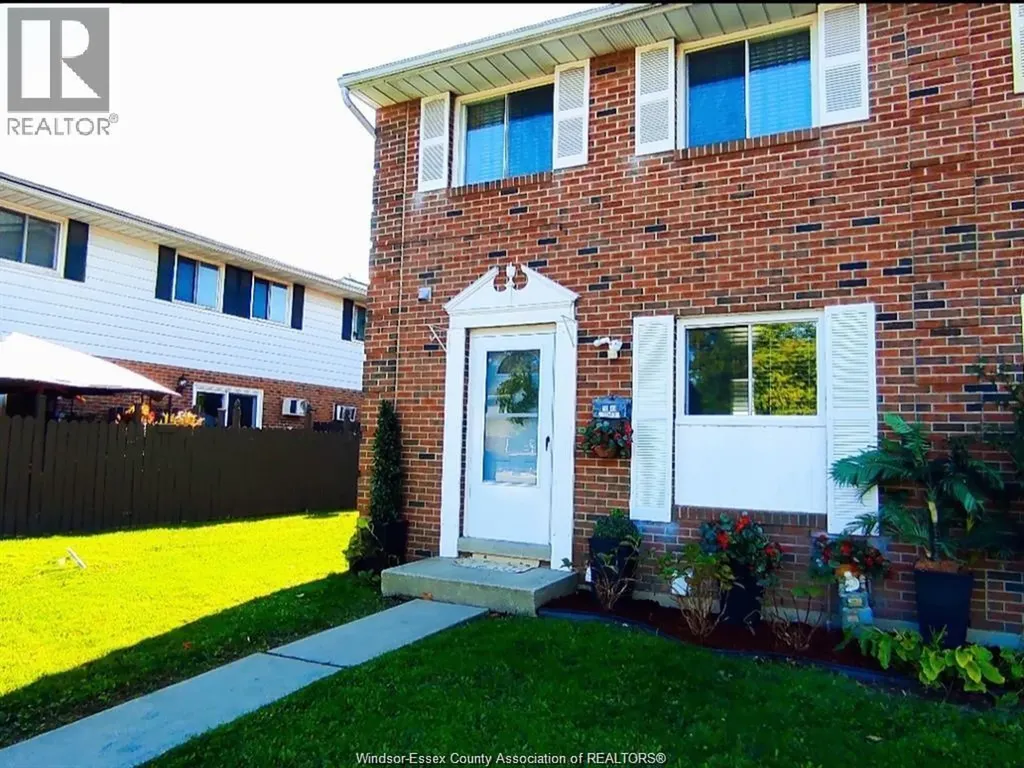 3049 Meadowbrook Windsor ON N8T 3C5