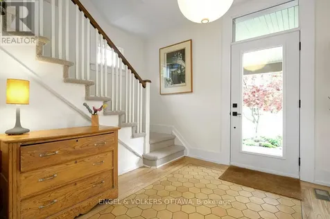 618 Edison Avenue Ottawa ON K2A 1V7