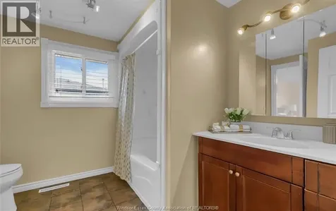 386 Woodridge Tecumseh ON N8N 3A8