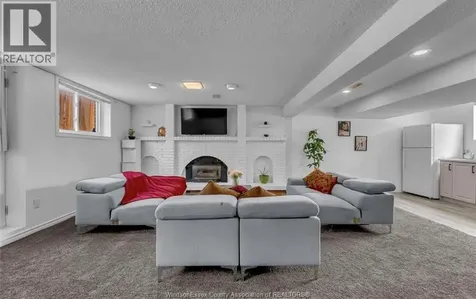 386 Woodridge Tecumseh ON N8N 3A8