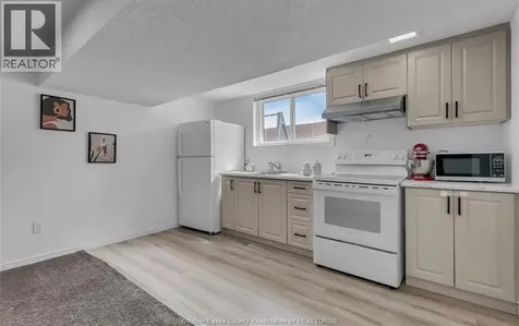386 Woodridge Tecumseh ON N8N 3A8