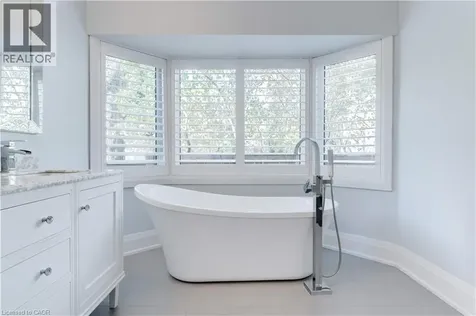 296 Kent Crescent Burlington ON L7L 4T1