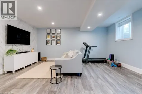 296 Kent Crescent Burlington ON L7L 4T1