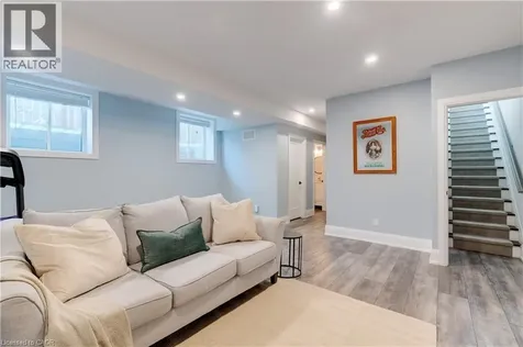 296 Kent Crescent Burlington ON L7L 4T1
