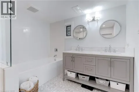 296 Kent Crescent Burlington ON L7L 4T1