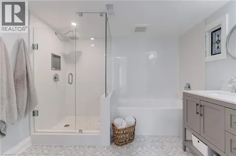 296 Kent Crescent Burlington ON L7L 4T1