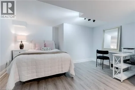 296 Kent Crescent Burlington ON L7L 4T1