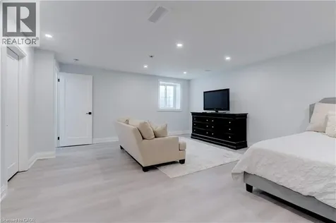 296 Kent Crescent Burlington ON L7L 4T1
