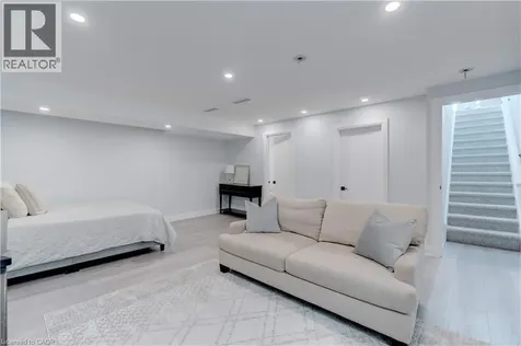 296 Kent Crescent Burlington ON L7L 4T1