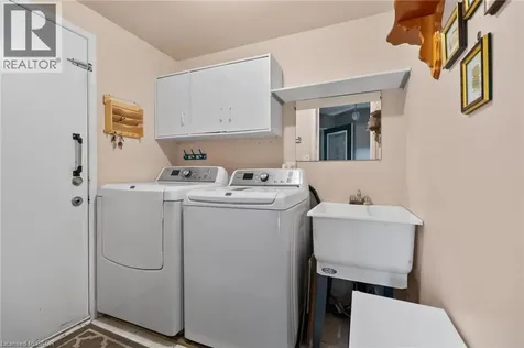 1263 Bantham Street Mississauga ON L5V 1Y8