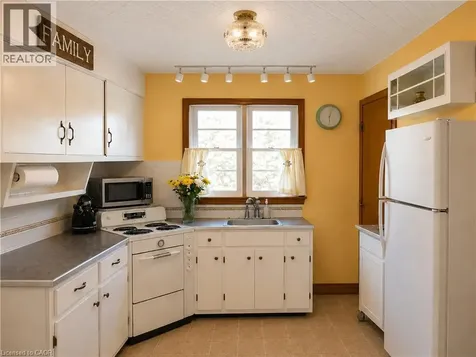 15 Barrett Avenue Cambridge ON N1R 3A1