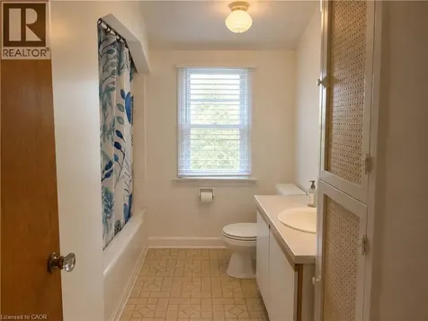 15 Barrett Avenue Cambridge ON N1R 3A1