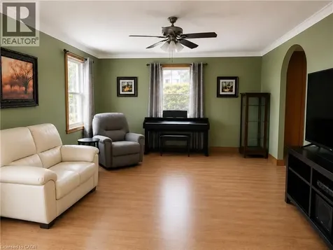 15 Barrett Avenue Cambridge ON N1R 3A1