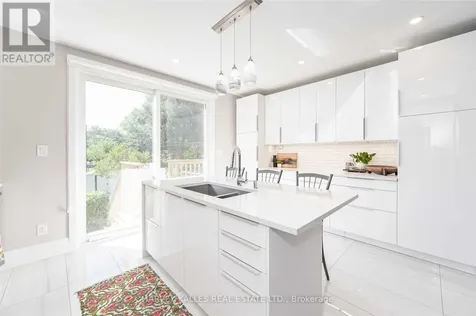 26 Leyton Avenue Toronto (oakridge) ON M1L 3T4