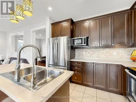 6 Lady Gwillim Avenue East Gwillimbury ON L9N 0A5