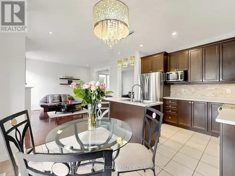 6 Lady Gwillim Avenue East Gwillimbury ON L9N 0A5