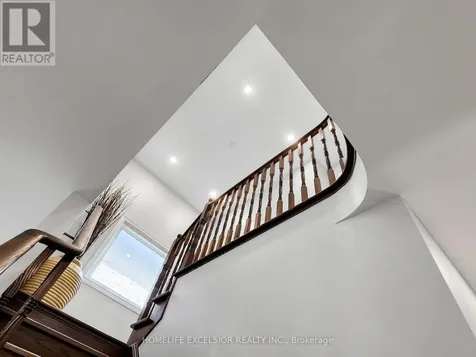 6 Lady Gwillim Avenue East Gwillimbury ON L9N 0A5