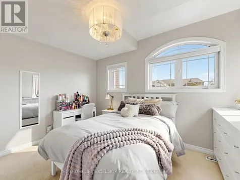 6 Lady Gwillim Avenue East Gwillimbury ON L9N 0A5