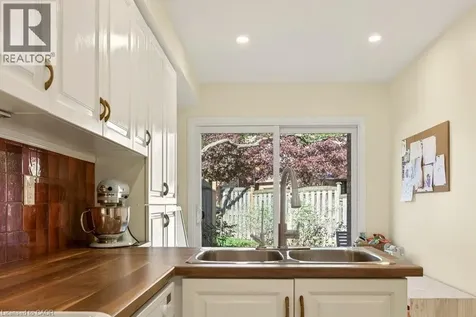 10 Huntingwood Avenue Dundas ON L9H 6X3