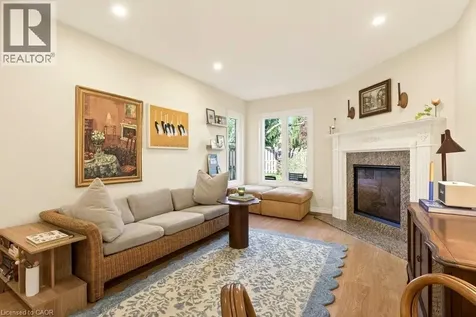 10 Huntingwood Avenue Dundas ON L9H 6X3