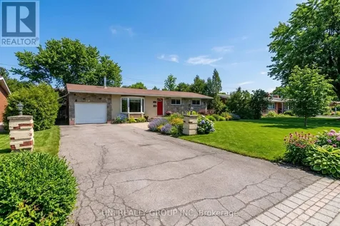 17 Forest Park Avenue Ottawa ON K2E 5A2