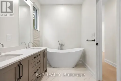 527 Broadhead Avenue Ottawa ON K1Z 5R9