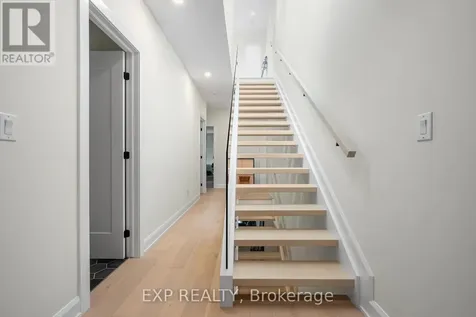 527 Broadhead Avenue Ottawa ON K1Z 5R9