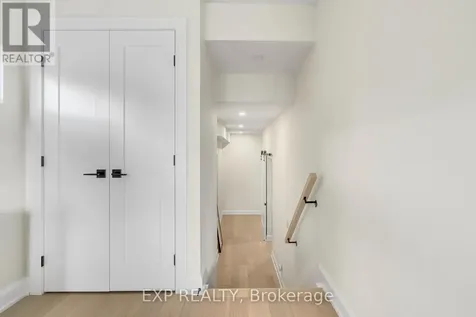 527 Broadhead Avenue Ottawa ON K1Z 5R9