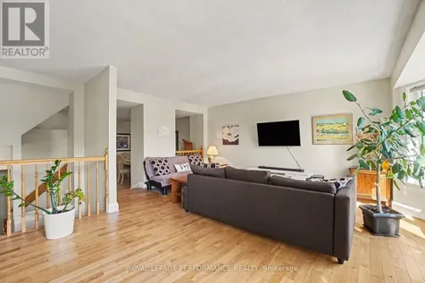 34 Huntview Private Ottawa ON K1V 0M5