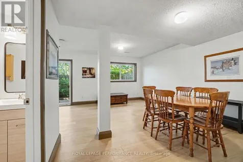 34 Huntview Private Ottawa ON K1V 0M5