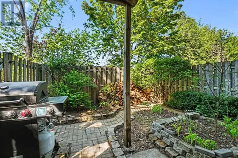 34 Huntview Private Ottawa ON K1V 0M5