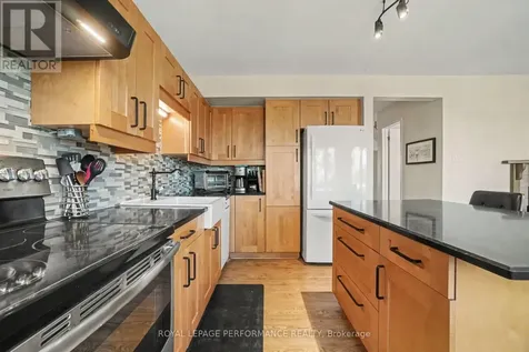 34 Huntview Private Ottawa ON K1V 0M5