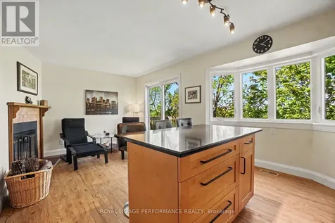 34 Huntview Private Ottawa ON K1V 0M5