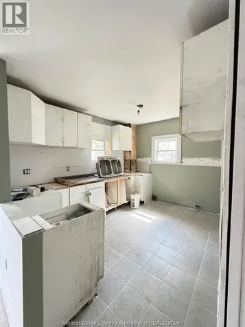 1069 Elm Windsor ON N9A 5H8