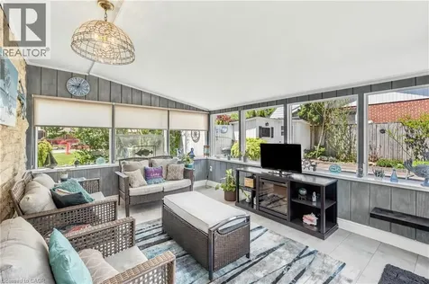 937 Park Avenue West Burlington ON L7T 1N8