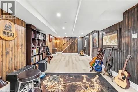 937 Park Avenue West Burlington ON L7T 1N8