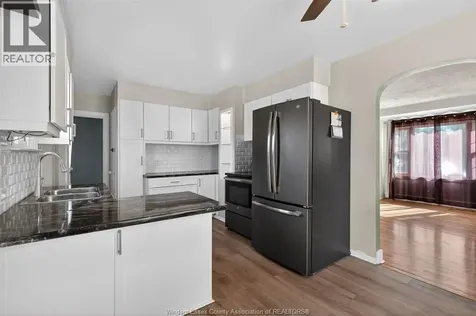 2406 Byng Windsor ON N8W 3E8